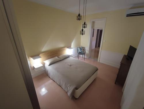 een slaapkamer met een bed en een stoel erin bij Casetta Fardella 95 in Trapani