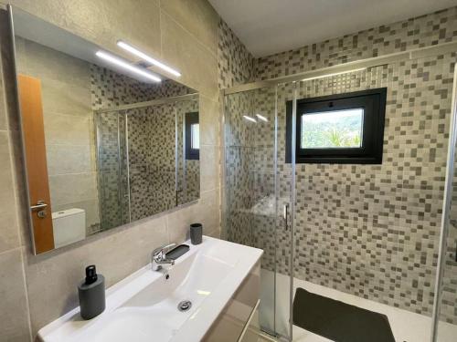 un baño con lavabo y espejo en Quinta da Lagoa - Gerês, en Terras de Bouro