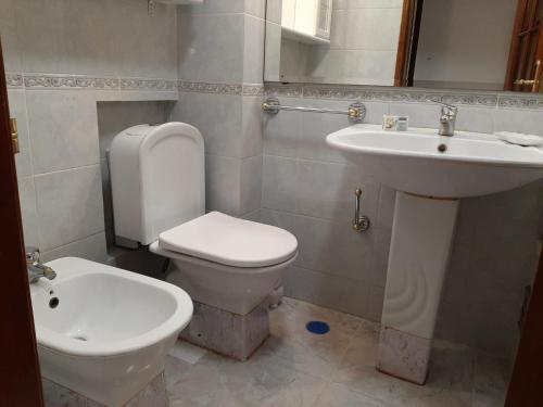 y baño con aseo y lavamanos. en Ocean House, en Costa da Caparica