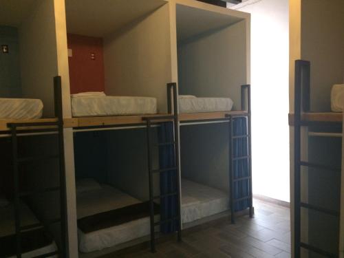 Divstāvu gulta vai divstāvu gultas numurā naktsmītnē Capsule Hostel