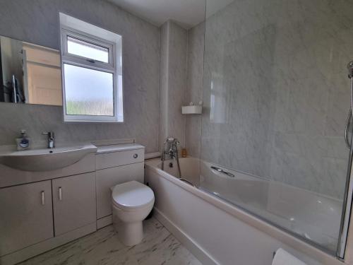 ein Badezimmer mit Toilette, Waschbecken und Badewanne in der Unterkunft Cooks House by Cliftonvalley Apartments in Bristol