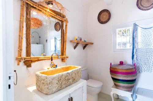 La salle de bains est pourvue d'un lavabo et d'un miroir. dans l'établissement Paraíso en zahara, à Zahara de los Atunes