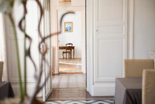 a door leading to a dining room with a table at La Saudade in Saint-Péray