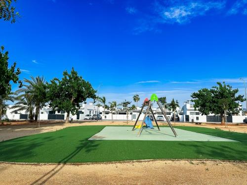 un columpio en un parque infantil en Casa de Jazz, en El Verger