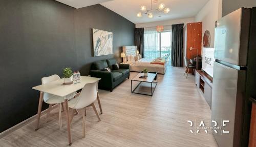 ein Wohnzimmer mit einem Sofa und einem Tisch in der Unterkunft Rare Holiday Homes - Studio in Crescent Tower near City Center Mall - R712 IMPZ in Dubai