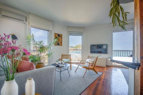 Sea Views from 4 Balconies Walk Score 90