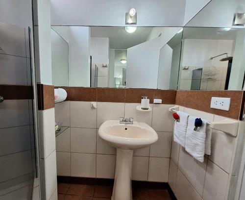 y baño con lavabo y espejo. en Habitación baño Compartido La Paz, en Lima