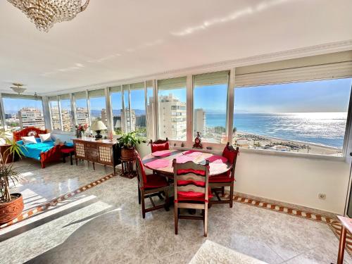 comedor con vistas al océano en Playamar Paradise Sea Views, en Torremolinos