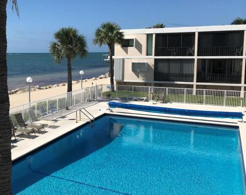 Πισίνα στο ή κοντά στο Stylish Angler's Retreat, Poolside & Ocean Access #16