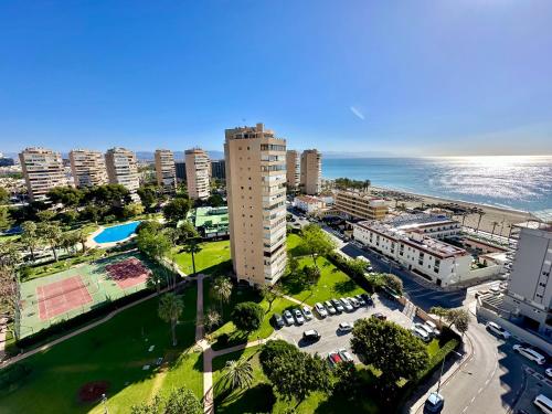 una vista aérea de la ciudad y el océano en Playamar Paradise Sea Views, en Torremolinos
