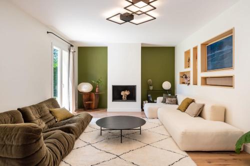 un salon avec deux canapés et une table dans l'établissement La Saulière - Family house with zen and trendy decoration, à Saint-Didier-au-Mont-dʼOr