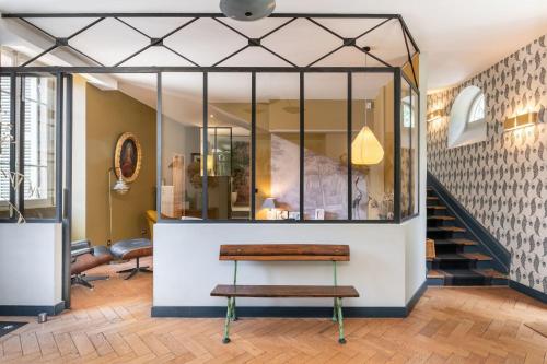 une chambre avec un banc et un escalier dans l'établissement Les Gargouilles - House with crazy charm heated pool and garden, à Caluire-et-Cuire