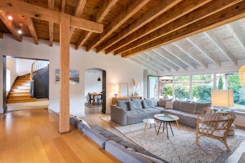 un salon avec un canapé et une table dans l'établissement Le Patio- Wonderfull villa with swimming pool, à Écully