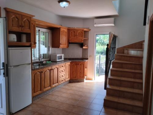 uma cozinha com armários de madeira e uma escada em Casa Rural Guadá em Valle Gran Rey