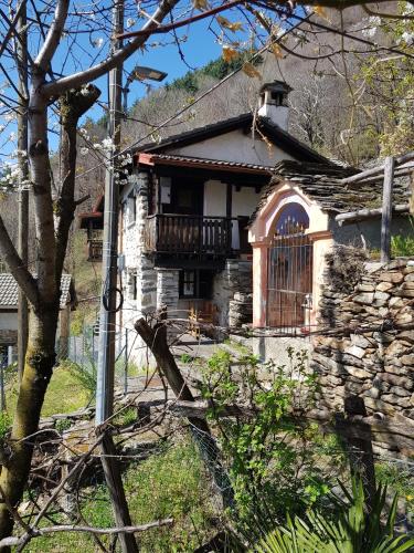an old stone house with a window and a balcony at Casa Grande in Falmenta