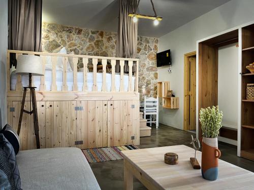 een woonkamer met een tafel en een trap bij stonehousekefalos in Kefalos