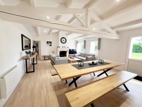 un salon avec une table et un canapé dans l'établissement Superbe longère 4 étoiles à 2 pas de la mer, à Château-dʼOlonne