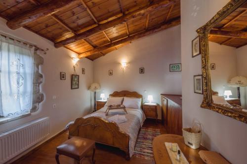 Ένα ή περισσότερα κρεβάτια σε δωμάτιο στο Maria's Serene Countryside Retreat by Chania