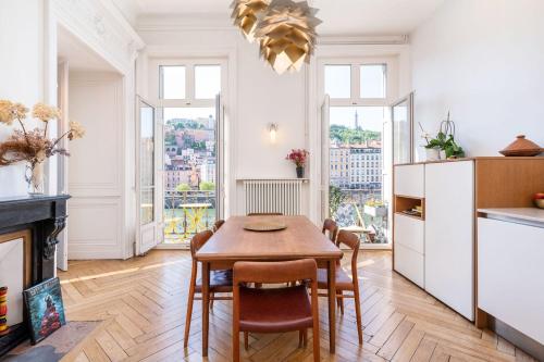 une cuisine et une salle à manger avec une table et des chaises dans l'établissement Les balcons de Fourvière - Apartment with view, à Lyon