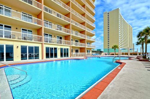 una gran piscina frente a un edificio en Sunrise Beach by Panhandle Getaways, en Panama City Beach
