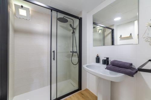 a bathroom with a shower and a sink at TrendyHomes Puerto - Vistas al mar, parking incluido, playa a un paso in Aguadulce