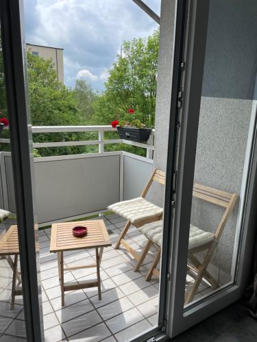 ゲルゼンキルヒェンにあるRuhrGEbietsquartier - Gemütliche Wohnung in Gelsenkirchen-Buerのバルコニー(椅子2脚、テーブル付)