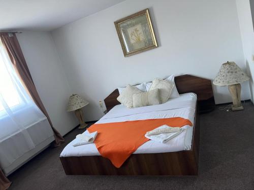 A bed or beds in a room at Pensiunea Dacia Deva