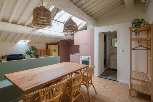 une salle à manger avec une table et des chaises en bois dans l'établissement Cozy love nest near the Old Port, à Marseille