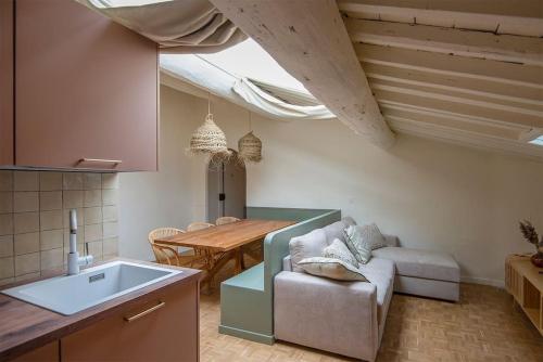 une cuisine et un salon avec un canapé et une table dans l'établissement Cozy love nest near the Old Port, à Marseille
