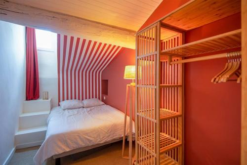 - une chambre avec des lits superposés et une échelle menant à un lit dans l'établissement Cozy love nest near the Old Port, à Marseille
