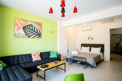 una sala de estar con un sofá y una cama en Villa Miami, en Nea Kydonia