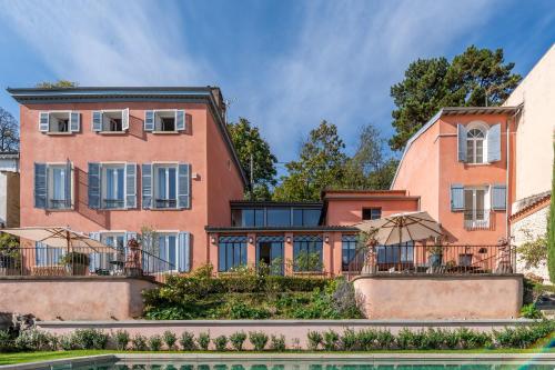 une maison avec une piscine devant dans l'établissement La vue - Charming house with a pool garden and amazing view, à La Mulatière