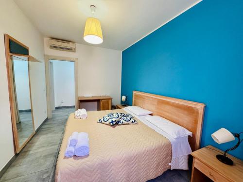 Ein Bett oder Betten in einem Zimmer der Unterkunft Affacciati sulle Eolie Appartamenti sul Lungomare Patti Marina