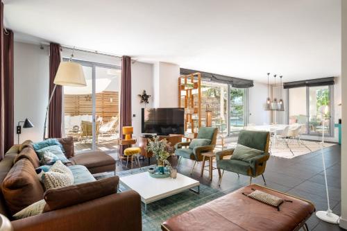 un salon avec un canapé et des chaises dans l'établissement L'Olivier - Contemporary House, à Lyon