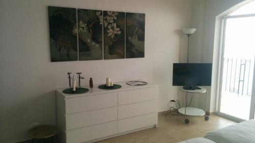 1 dormitorio con vestidor, TV y cama en Playas Gemelas Puerto Vallarta, en Puerto Vallarta