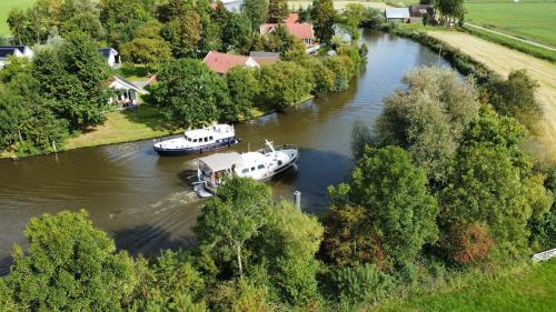 Výhled na řeku, která protéká v blízkosti chaty