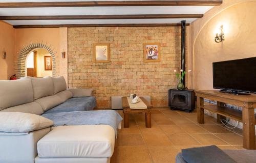 ein Wohnzimmer mit Couch und Flachbildfernseher in der Unterkunft Nice Home In Chiclana De La Fronter in Chiclana de la Frontera