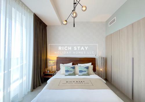 Postel nebo postele na pokoji v ubytování Grande 3BR at Stella Maris in Dubai Marina