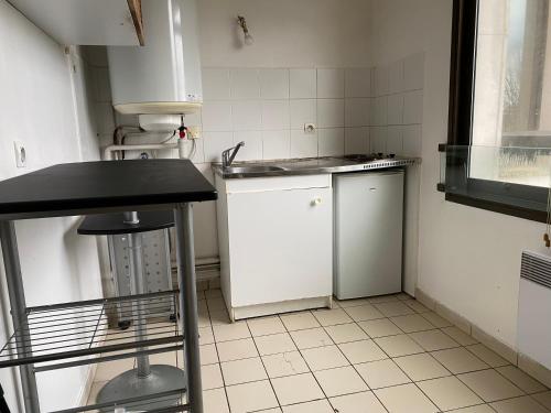 Il comprend une petite cuisine équipée d'un évier et d'un lave-vaisselle. dans l'établissement Appart calme avec parking gratuit, à Évry-les-Châteaux