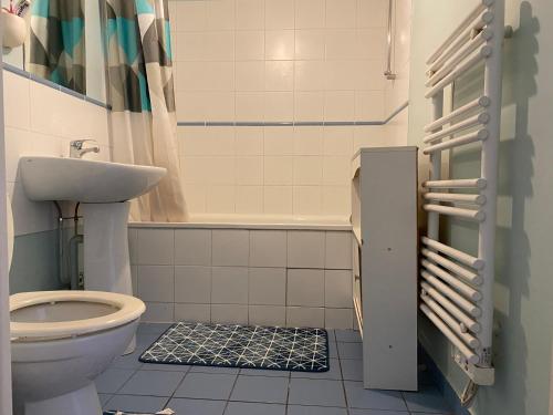 une salle de bain avec toilettes, lavabo et baignoire dans l'établissement Appart calme avec parking gratuit, à Évry-les-Châteaux