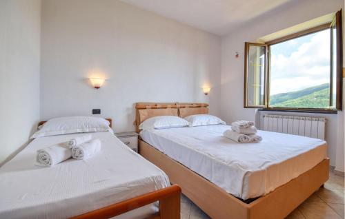 Ένα ή περισσότερα κρεβάτια σε δωμάτιο στο Cozy Apartment In Carasco With Wifi