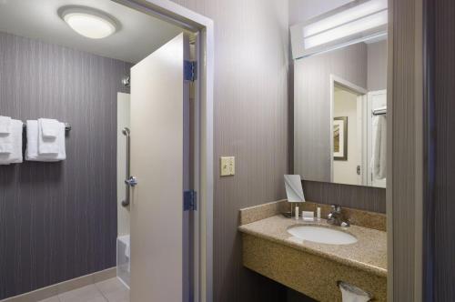 uma casa de banho com um lavatório e um espelho em Courtyard by Marriott Scranton Montage Mountain em Moosic