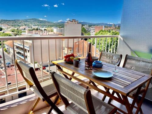 d'une table et de chaises en bois sur un balcon avec vue. dans l'établissement Luxury sea view YourHostHelper, à Antibes