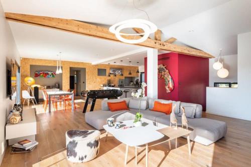 un salon avec un canapé et une table dans l'établissement Les Muriers - Stunning wooden modern house, à Saint-Didier-au-Mont-dʼOr