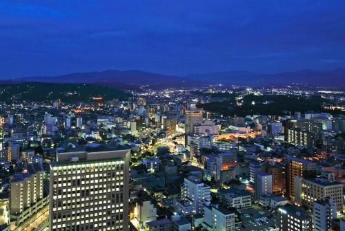 uma vista da cidade à noite em Hotel Nikko Kanazawa em Kanazawa