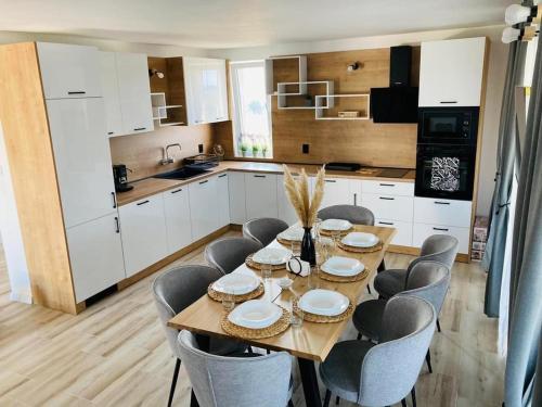 una cucina con tavolo in legno e sedie intorno di Saint Anastasia lozenets a Lozenets