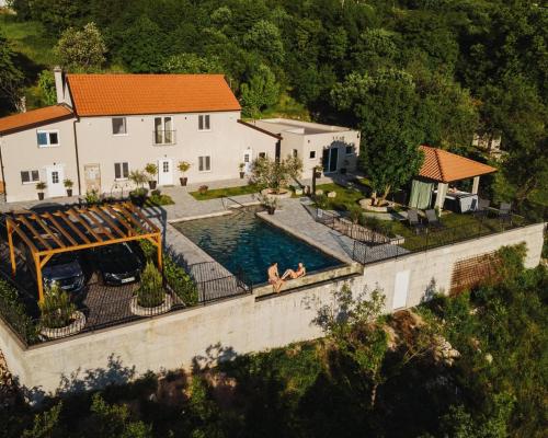 Villa Green Garden في Hreljin: اطلالة جوية على منزل مع مسبح