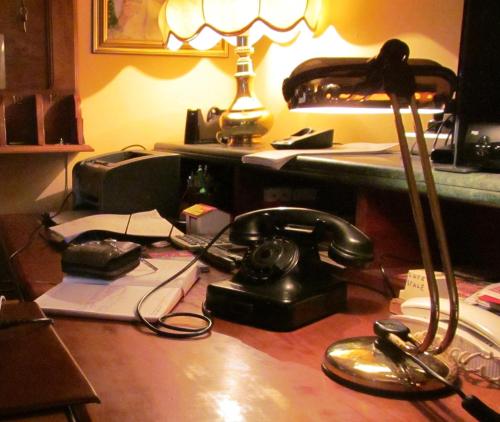 una scrivania con telefono e lampada di B&B Bruno a Cosenza