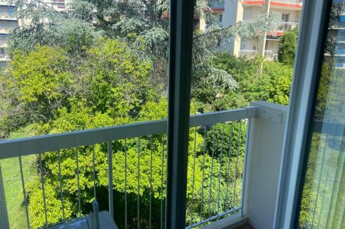 d'un balcon avec vue sur les arbres et les buissons. dans l'établissement Charmant 47 m au calme, à Nice