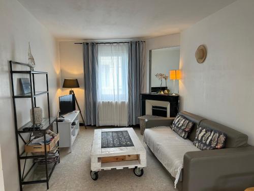 un salon avec un canapé et une table dans l'établissement L'air du largeMaison 4ch, à Bourcefranc